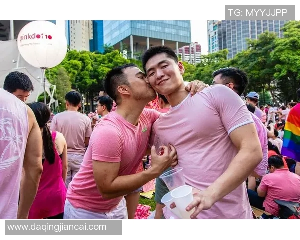 帅哥与足球明星亲密合影展现青春活力与运动魅力的完美结合