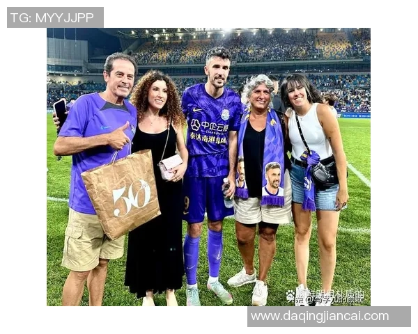 与足球明星亲密互动的女主播揭秘背后的故事与魅力