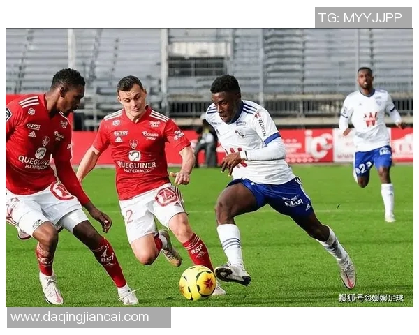 克莱蒙特与圣旺红星的精彩对决揭示法甲新赛季的竞争格局与球队实力分析 克莱蒙特与圣旺红星的精彩对决揭示法甲新赛季的竞争格局与球队实力分析